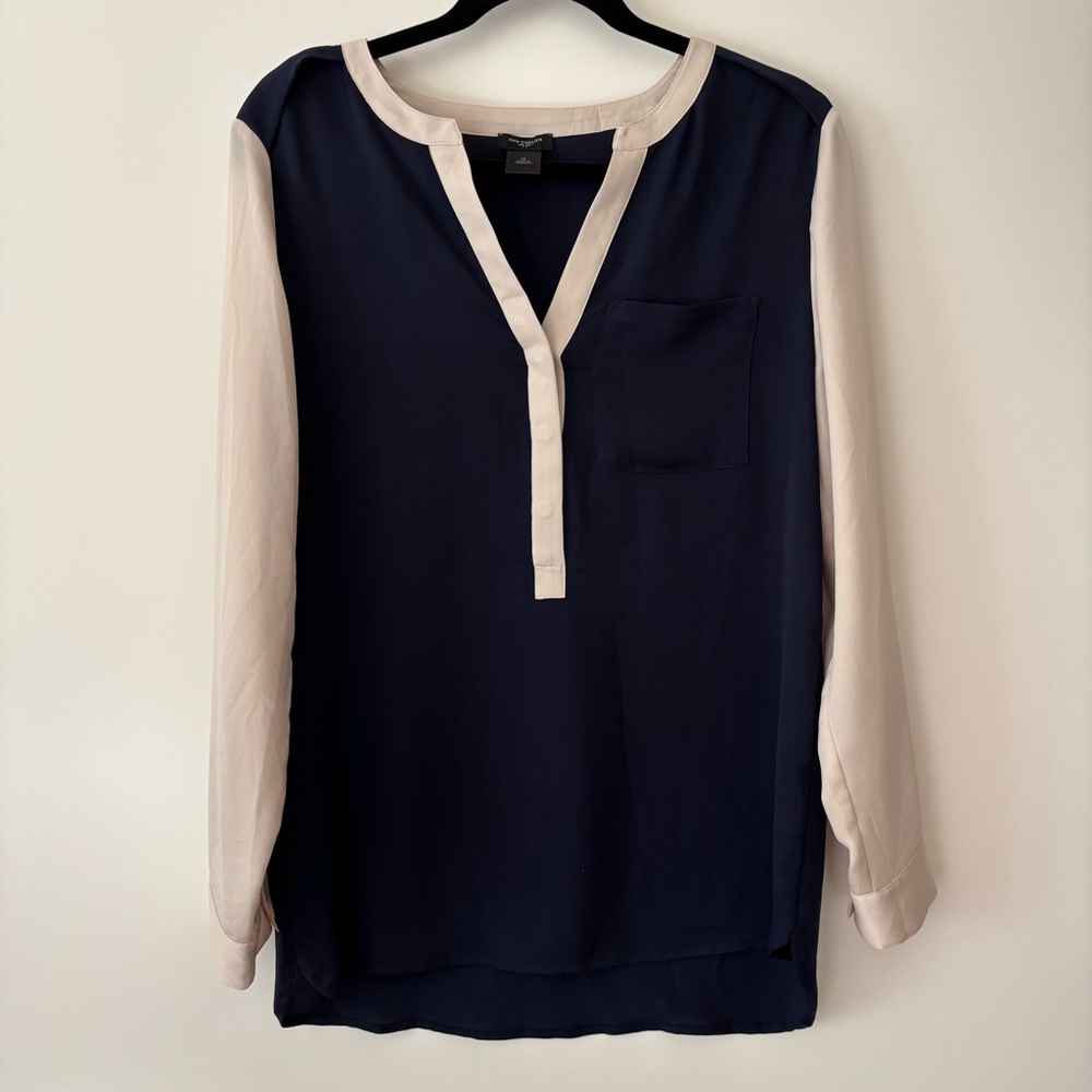 Ann Taylor color block Two-Tone Blouse in Navy and Cream v neck long sleeve XS